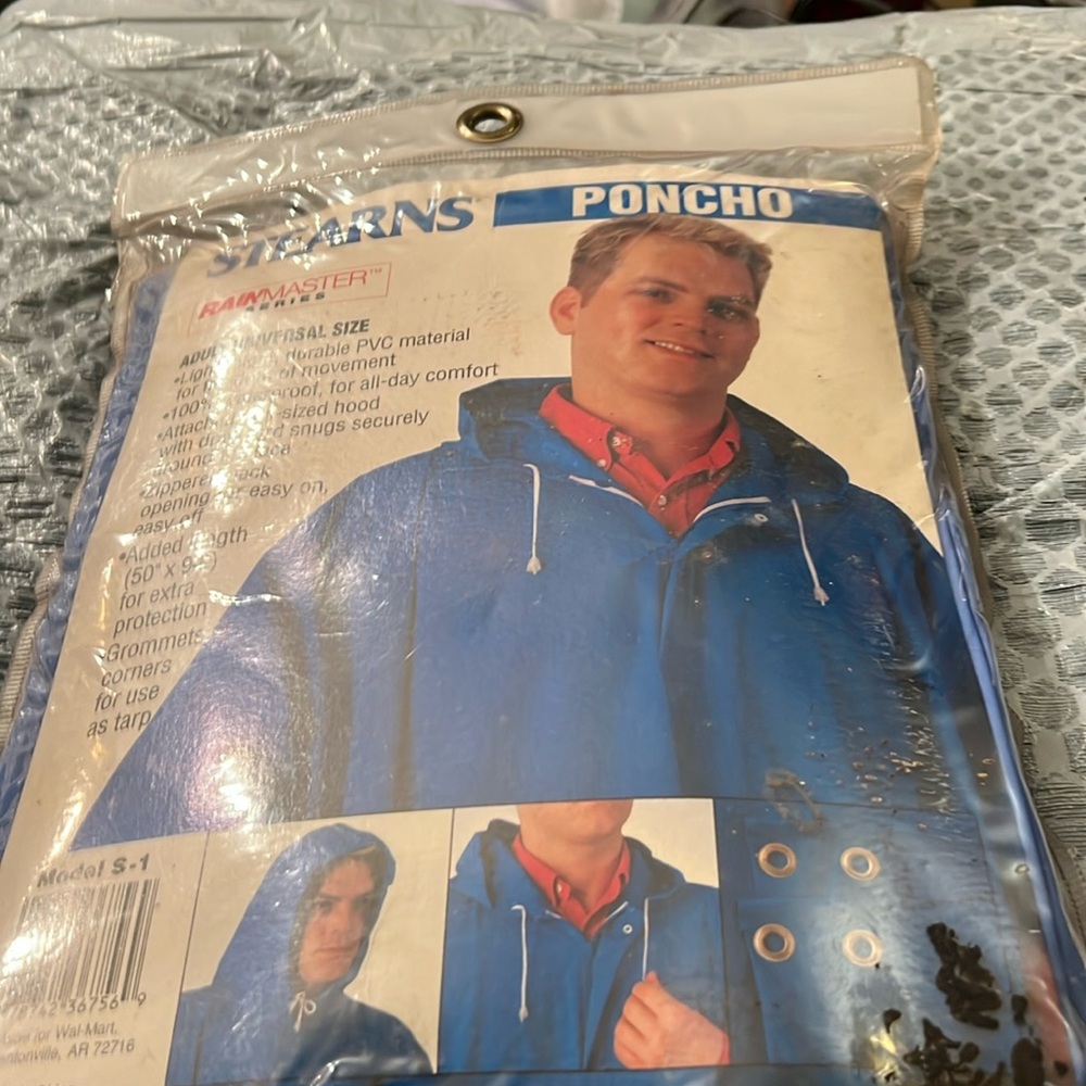STEARNS ADULT UNIVERSAL PONCHO , NEW AND ONE WESTCHESTER ! ONE SIZE FITS ALL !